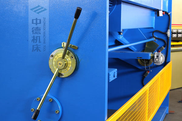 ZDS-432剪板機刀片間隙手動調(diào)節(jié)器，刻度清淅，調(diào)節(jié)省力又簡便.jpg